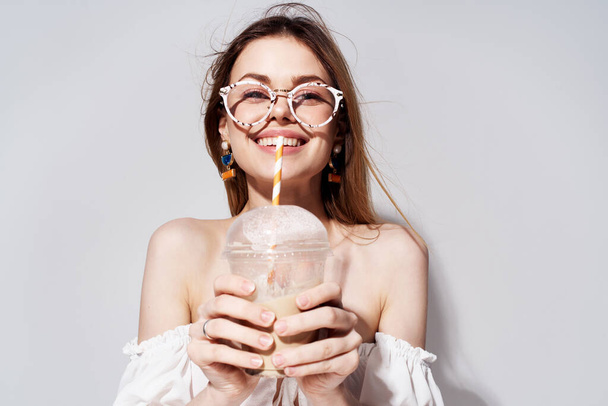 cheerful woman with glasses drink in hands luxury close-up - Fotoğraf, Görsel