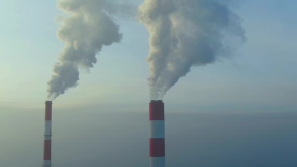 Luftaufnahme von Industriegebieten, Fabriken und Fabriken mit Rauch aus Schornsteinen. Luftverschmutzungskonzept - Filmmaterial, Video