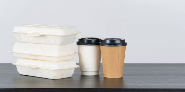 Tyhjä paperi kahvikuppi asetettu paperi ruoka kontit valkoisella pohjalla - Valokuva, kuva