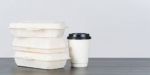 Leere Kaffeetasse aus Papier mit Lebensmittelbehältern aus Papier auf weißem Hintergrund - Foto, Bild