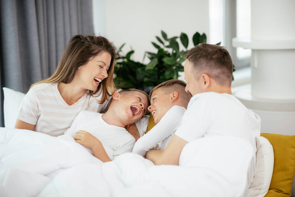 Родители с детьми отдыхают дома - Фото, изображение