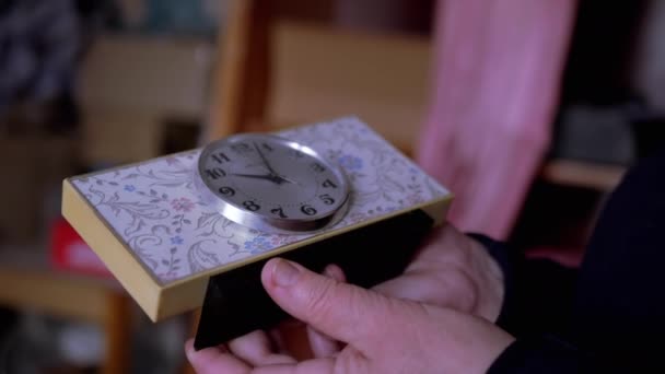 Vrouwelijke handen houden Vintage stilstaande klok. Herinneringen uit het verleden. 4K - Video