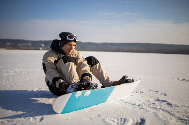 Snowboarder Δένει Δεσμευτικό του Snowboard Πριν Downhill - Φωτογραφία, εικόνα