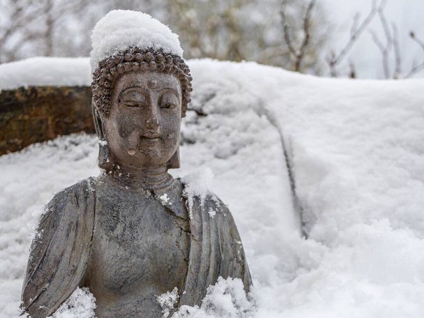 Buddha ve sněhu v zimní krajině - Fotografie, Obrázek