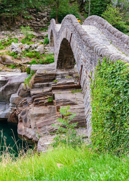 Europe.Svizzera.Vecchio ponte in pietra sul fiume Verzasca in Ticino. - Foto, immagini