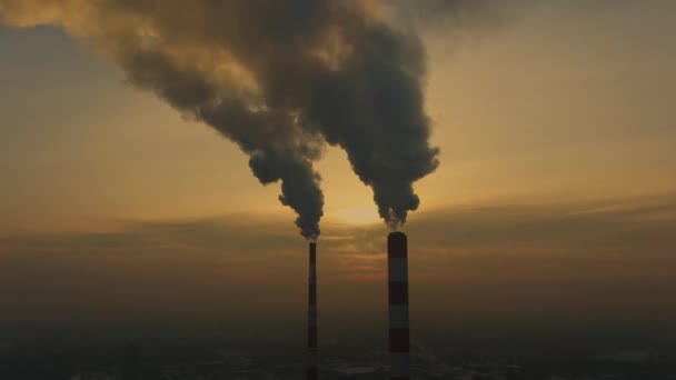 Emissioni delle centrali elettriche viste sopra la città durante l'alba. Inquinamento ambientale. Tubo di fabbrica inquinamento atmosferico.Panorama tramonto. pipe fumatori Vista aerea, - Filmati, video