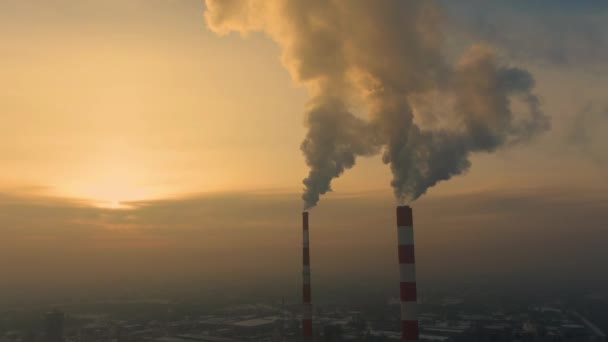 Elektriciteitscentrale emissies gezien boven de stad bij zonsopgang. Milieuvervuiling. Fabriekspijp vervuilende lucht.Panorama zonsondergang. Rookpijpen Luchtzicht, - Video