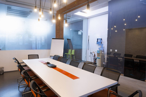 Moderni neuvottelupöytä yrityksen kokoushuoneessa - Valokuva, kuva