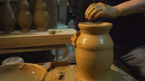 Pottenbakkers wiel, handen vormen klei pot op pottenbakkerswiel, - Video