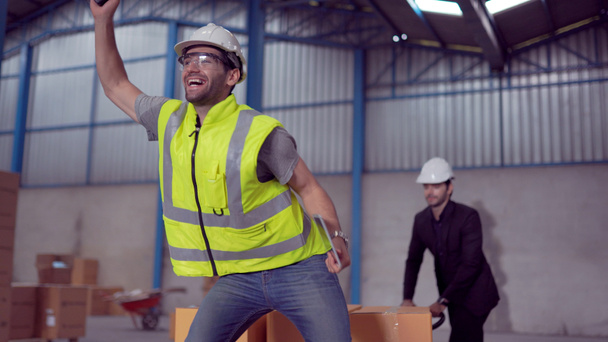 Ouvrier et gérant d'entrepôt s'amusant dans un grand entrepôt - Photo, image