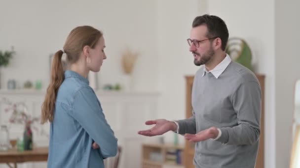 Middeleeuws man heeft ruzie met partner thuis  - Video