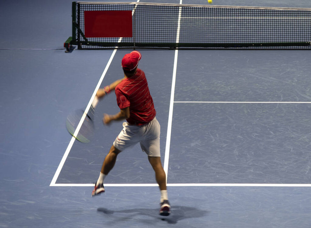 Tenisz játékos a mérkőzés alatt, elérve, hogy csepp lövés. - Fotó, kép