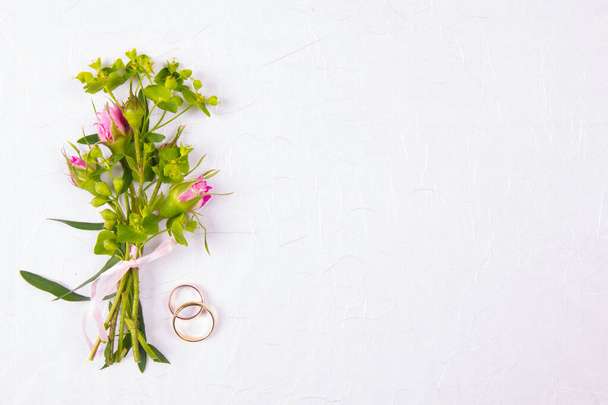 bruiloft achtergrond met plaats voor tekst en een boeket van verse bloemen - Foto, afbeelding