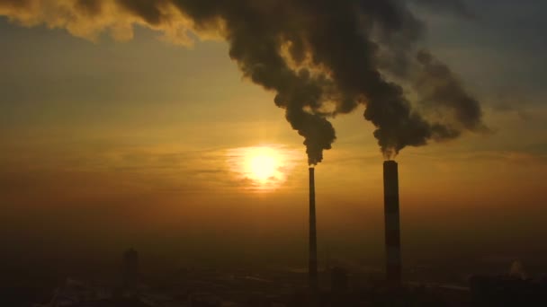 Elektriciteitscentrale emissies gezien boven de stad bij zonsopgang. Milieuvervuiling. Fabriekspijp vervuilende lucht.Panorama zonsondergang. Rookpijpen Luchtzicht, - Video