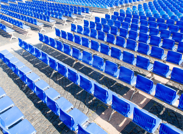 assentos cadeira azul em uma sala de conferências vazia
. - Foto, Imagem