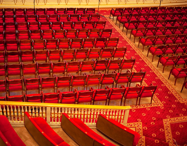 piękne wnętrze teatru, miękkie fotele w audytorium, żyrandole w foyer. - Zdjęcie, obraz