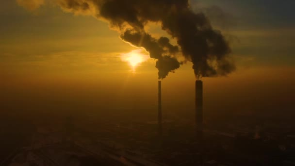 Erőmű-kibocsátás a város felett napkeltekor. Környezetszennyezés. Gyári cső szennyező levegő.Panoráma naplemente. Dohányzó csövek Légi kilátás, - Felvétel, videó