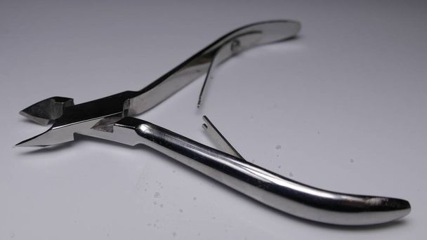 ножницы для ногтей на белом фоне - Фото, изображение