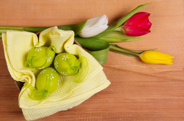 Easter eggs and fresh spring flowers - Foto, afbeelding