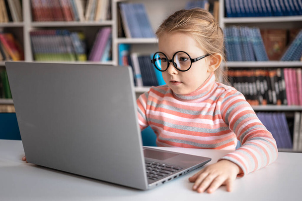 Chica usando una computadora portátil en la escuela - Foto, imagen