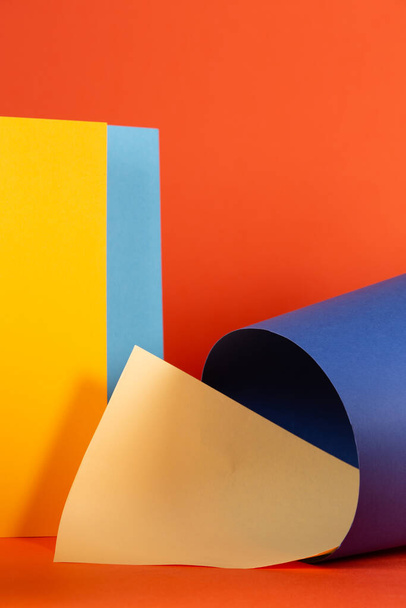 Асиметричний, абстрактний геометричний фон з використанням помаранчевого, синього і жовтого
 - Фото, зображення