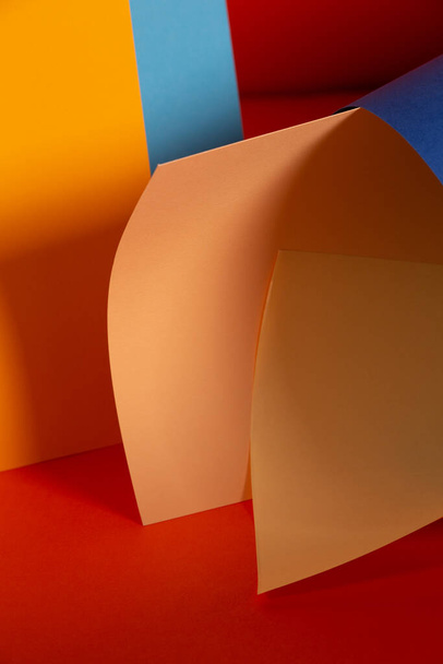 Асимметричный, абстрактный геометрический фон с использованием оранжевого, синего и желтого цветов - Фото, изображение