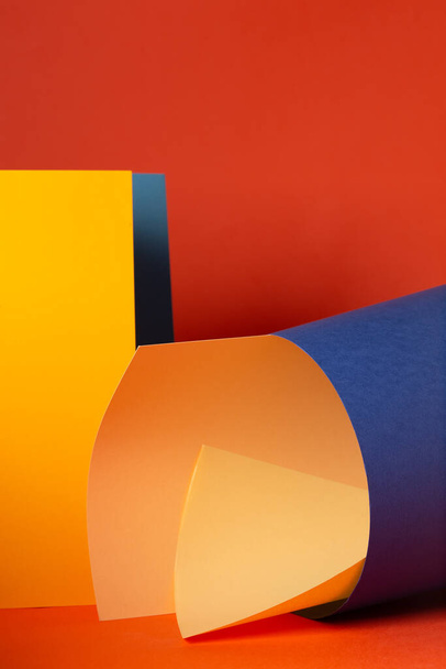 Asymetryczne, abstrakcyjne geometryczne tło z wykorzystaniem pomarańczowego, niebieskiego i żółtego - Zdjęcie, obraz