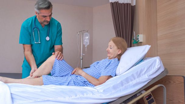 Visita médica à paciente idosa na cama do hospital - Foto, Imagem