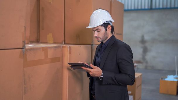 Διαχειριστής Businessman χρησιμοποιώντας τον έλεγχο και τον έλεγχο tablet για logistics αποθήκη - Φωτογραφία, εικόνα