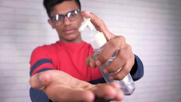 コロナウイルスを防ぐために消毒液を使用する  - 映像、動画
