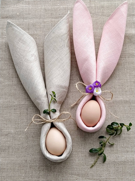 Két nyuszifül tojással az asztaldísztárgyhoz, húsvét ünneplésére, lapos tojással. - Fotó, kép
