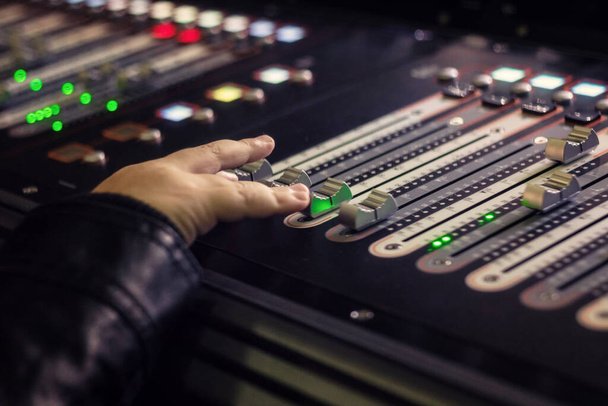 Крупный план настройки звука на цифровом аудио миксере в студии звукозаписи. - Фото, изображение