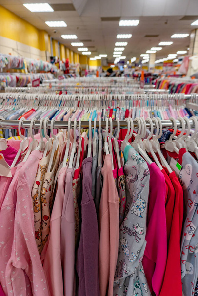 Ряды детской одежды в супермаркете - Фото, изображение