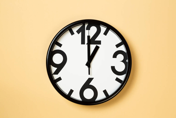 настінні годинники показують одну годину
 - Фото, зображення