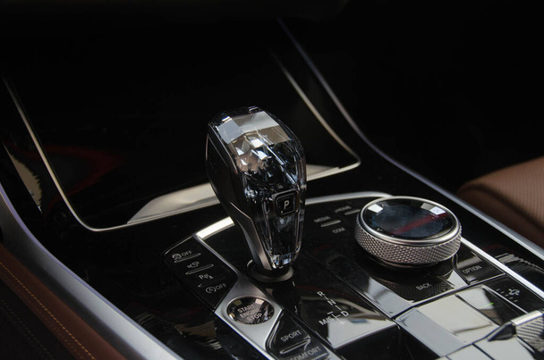 Trasmissione automatica cambio bastone di una vettura di lusso Vip. Vista da vicino - Foto, immagini