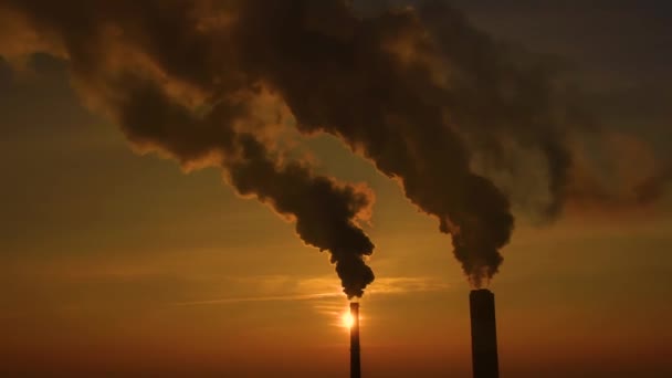 Fabrika boruları hava kirliliği, çevre sorunları. Endüstriyel fabrika kirliliği, baca bacası egzoz gazı. Endüstri bölgesi, yoğun duman. İklim değişikliği, ekoloji, atmosfer gazı, ozon tabakası - Video, Çekim