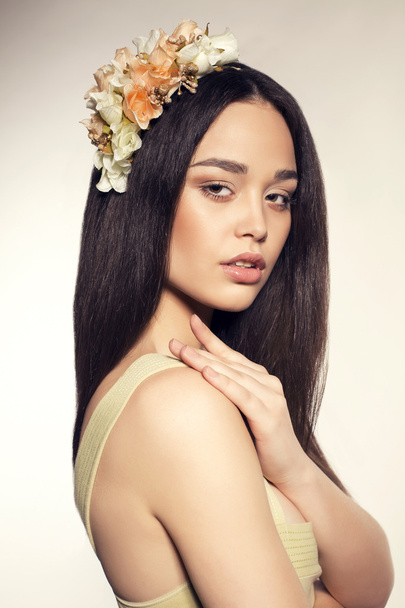 beautiful glamour brunette with flower's headband - Valokuva, kuva