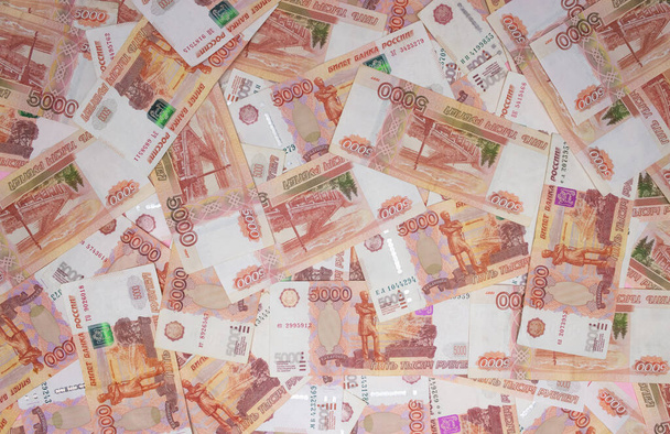 Rus rublesinin yüz değeri beş bin ruble. Yukarıdan manzara. Para - Fotoğraf, Görsel