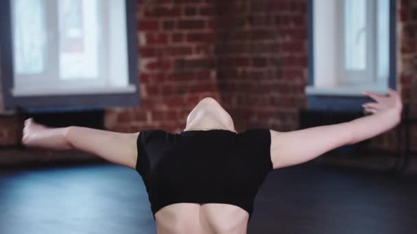Gymnastika - krásná blondýnka mladá žena sedí v horizontálním rozdělení a naklání se dopředu - Záběry, video