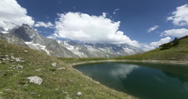 Val d 'Aosta, İtalya Alpleri: Arka planda Mont Blanc kütlesi olan Miage Gölü, güneşli bir günde zaman aşımı. - Video, Çekim