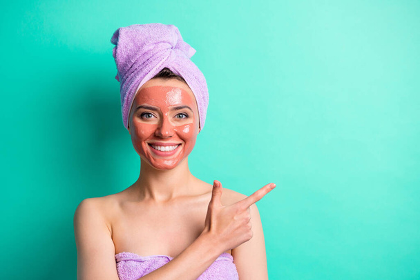 Portrét šťastné okouzlující dáma přímý prst prázdný prostor fialový ručník izolované na pozadí teal barva - Fotografie, Obrázek