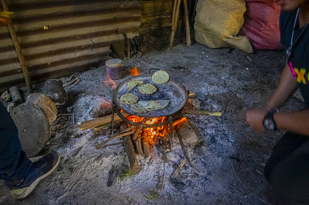 vuur met tortilla 's met droog brandhout in ranch - Foto, afbeelding