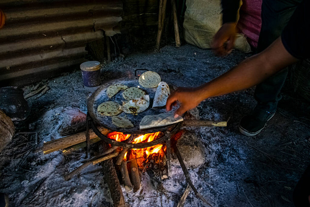 feu avec tortillas cuisson à la main - Photo, image