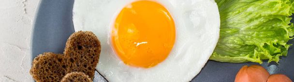 знамена смажених яєць у формі серця з ковбасою, травами і помідорами. Сніданок для ваших близьких в день святого Валентина на білому тлі. Верхній вид, заткнись - Фото, зображення