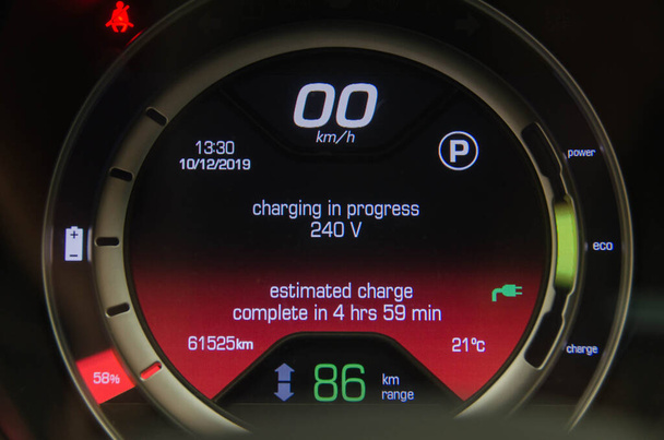 Elektrikli Araç Yükleme Bilgileri Gösterge Paneli. Göstergelerle birlikte hız göstergesi kullan - Fotoğraf, Görsel