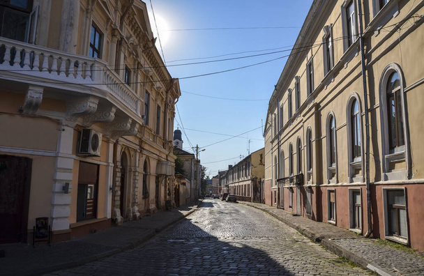 Стара вулиця, будинки та архітектура в Чернівцях, Україна. - Фото, зображення