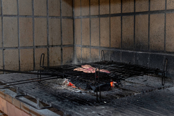 het koken van houtskool gegrild vlees boven houtskool - Foto, afbeelding