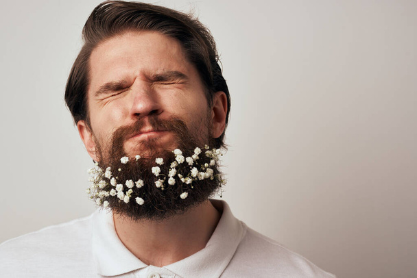 Homem emocional na barba camisa branca flores decoração close-up - Foto, Imagem