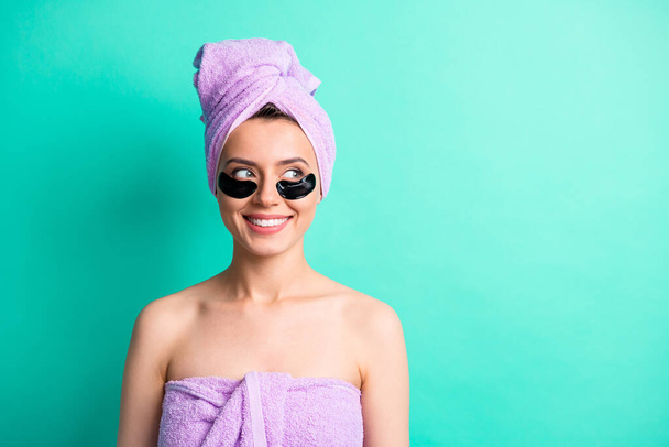 Fotografie zdravé mladé dívky skvrny pod očima vypadají prázdný prostor oblečení fialové ručník turban izolované teal barva pozadí - Fotografie, Obrázek