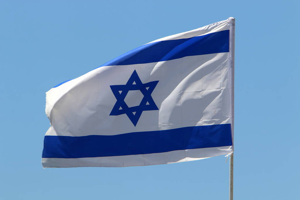 İsrail Devleti 'nin beyaz-mavi bayrağı ve altı köşeli Davut Yıldızı  - Fotoğraf, Görsel